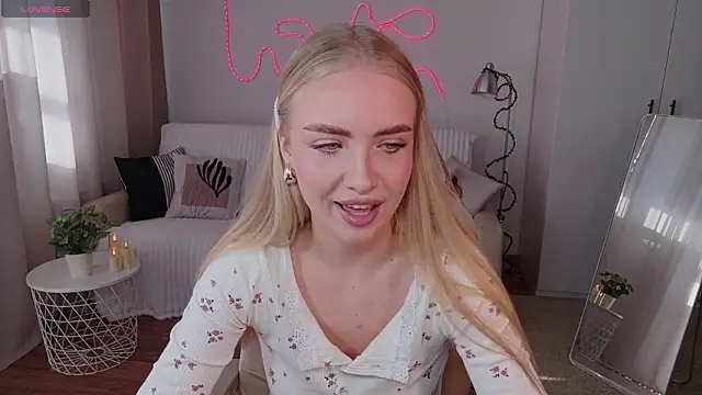 Snapshot of TessaGrays chatting on March 14, 9:37 am TessaGrays online show from March 14, 9:37 am