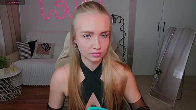 Snapshot of TessaGrays chatting on April 13, 11:05 am TessaGrays online show from April 13, 11:05 am