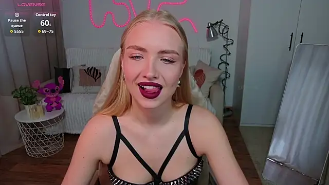 Snapshot of TessaGrays chatting on April 30, 10:32 am TessaGrays online show from April 30, 10:32 am