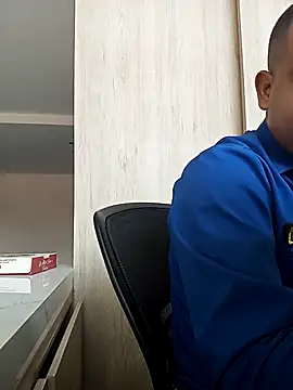 Snapshot of Roberto27051 chatting on October 4, 8:40 pm Roberto27051 online show from October 4, 8:40 pm