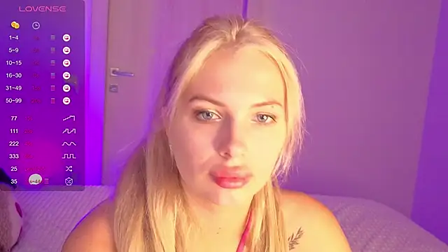 Snapshot of SweetCherryBlonde chatting on October 5, 9:07 am SweetCherryBlonde online show from October 5, 9:07 am