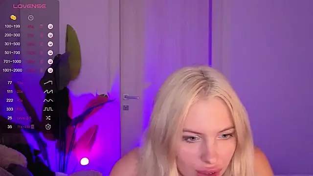 Snapshot of SweetCherryBlonde chatting on October 10, 8:57 am SweetCherryBlonde online show from October 10, 8:57 am