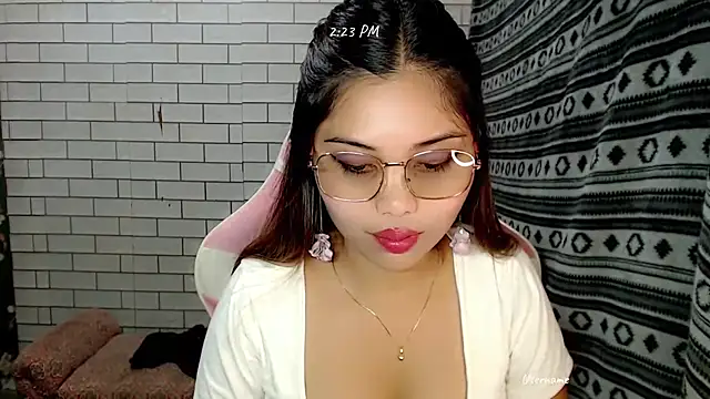 Snapshot of pinay_old_lover chatting on November 9, 6:23 am pinay old lover online show from November 9, 6:23 am