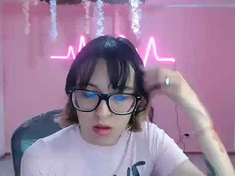 Snapshot of cristal_hills_19 chatting on November 15, 2:35 pm cristal hills 19 online show from November 15, 2:35 pm