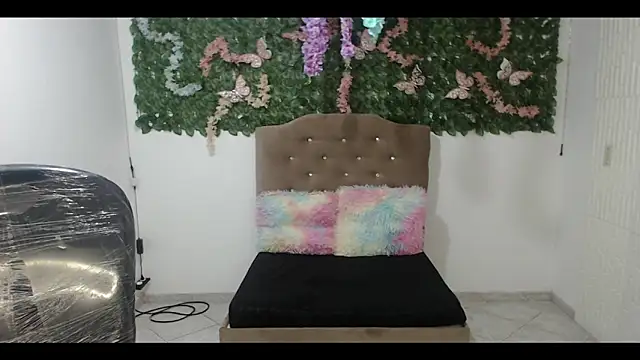 Snapshot of cristal_hills_19 chatting on December 1, 5:07 pm cristal hills 19 online show from December 1, 5:07 pm