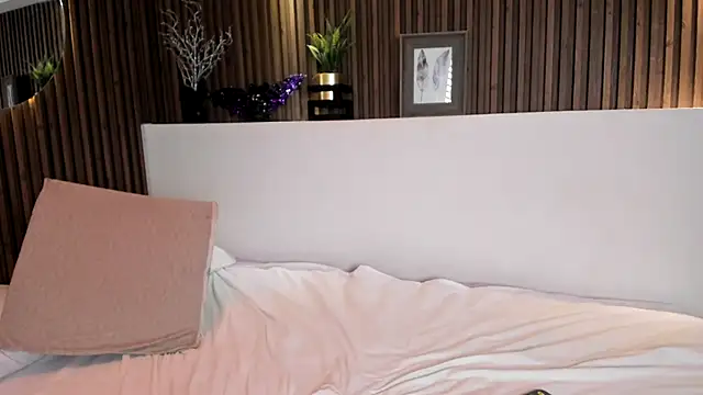 Emily Roberts9 online show from October 15, 7:25 pm