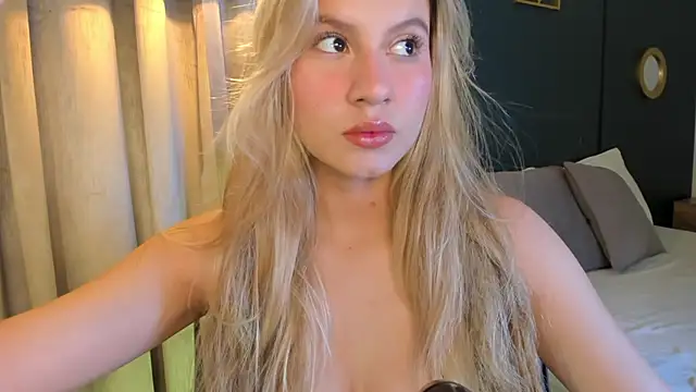 Snapshot of mia_curry chatting on June 9, 7:14 pm mia curry online show from June 9, 7:14 pm