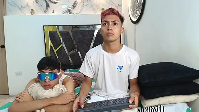 VERY HOT GUYS online show from November 23, 1:33 pm