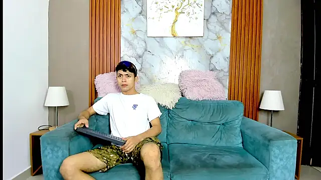 VERY HOT GUYS online show from May 23, 7:13 am