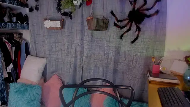 Snapshot of AmaruBloom chatting on October 29, 4:15 am AmaruBloom online show from October 29, 4:15 am