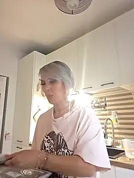 KirraWhite online show from October 30, 4:41 pm