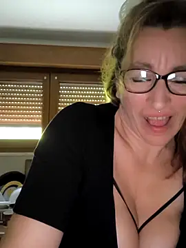 Fifi83Bell online show from March 7, 2:25 pm