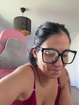 LaPetiteKim online show from March 10, 1:05 pm