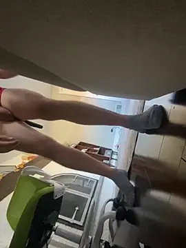 Snapshot of daddyshark83 chatting on November 6, 3:24 pm daddyshark83 online show from November 6, 3:24 pm