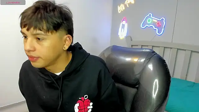 StiwenTwink online show from November 7, 1:55 pm