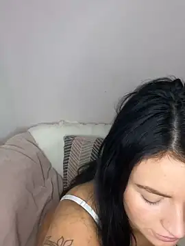 Snapshot of LolaReaX chatting on December 23, 8:23 am LolaReaX online show from December 23, 8:23 am