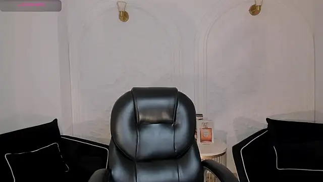 NatalieLewis online show from June 19, 11:58 am