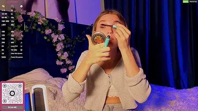 Snapshot of JulieLupo chatting on October 28, 6:06 am JulieLupo online show from October 28, 6:06 am