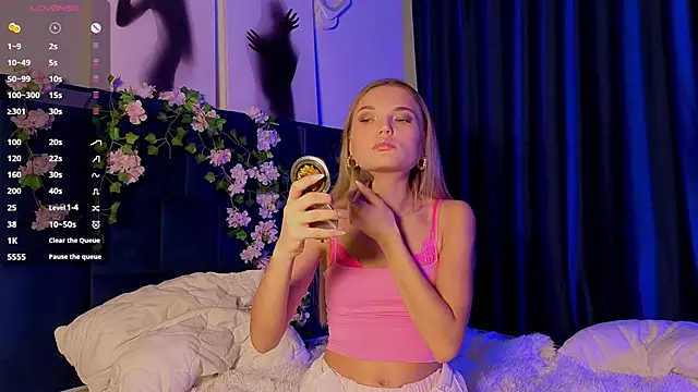 Snapshot of JulieLupo chatting on October 29, 6:15 am JulieLupo online show from October 29, 6:15 am