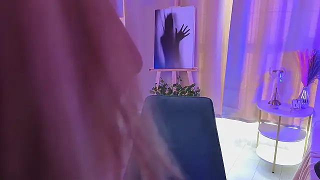 Snapshot of JulieLupo chatting on November 4, 6:23 am JulieLupo online show from November 4, 6:23 am