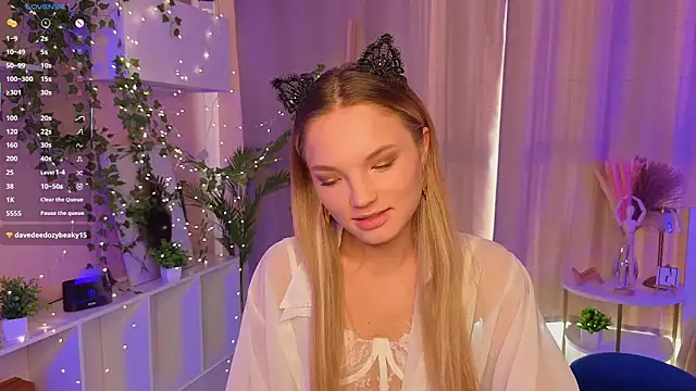 Snapshot of JulieLupo chatting on November 7, 6:13 am JulieLupo online show from November 7, 6:13 am