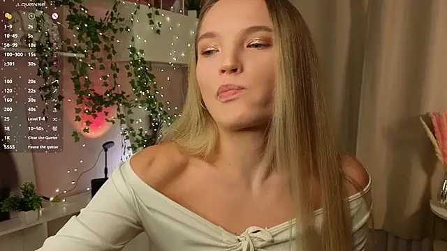 Snapshot of JulieLupo chatting on November 14, 6:12 am JulieLupo online show from November 14, 6:12 am