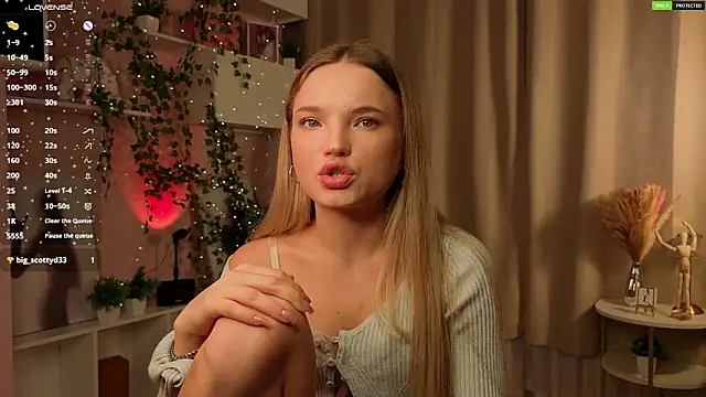 Snapshot of JulieLupo chatting on November 16, 6:08 am JulieLupo online show from November 16, 6:08 am