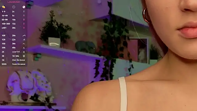 Snapshot of JulieLupo chatting on December 5, 6:11 am JulieLupo online show from December 5, 6:11 am