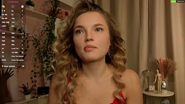 Snapshot of JulieLupo chatting on December 18, 6:08 am JulieLupo online show from December 18, 6:08 am