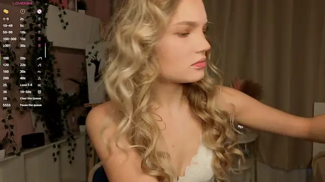 Snapshot of JulieLupo chatting on December 19, 6:09 am JulieLupo online show from December 19, 6:09 am