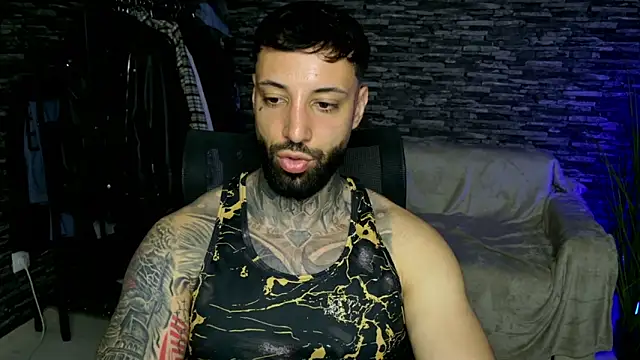 Snapshot of MasculineGuy99 chatting on May 4, 9:33 pm MasculineGuy99 online show from May 4, 9:33 pm