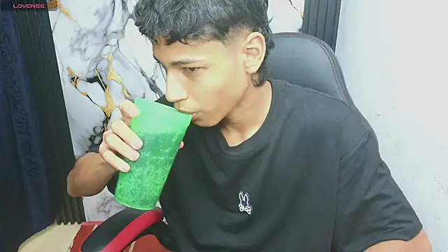 Snapshot of Im_david02 chatting on January 6, 2:21 pm Im david02 online show from January 6, 2:21 pm