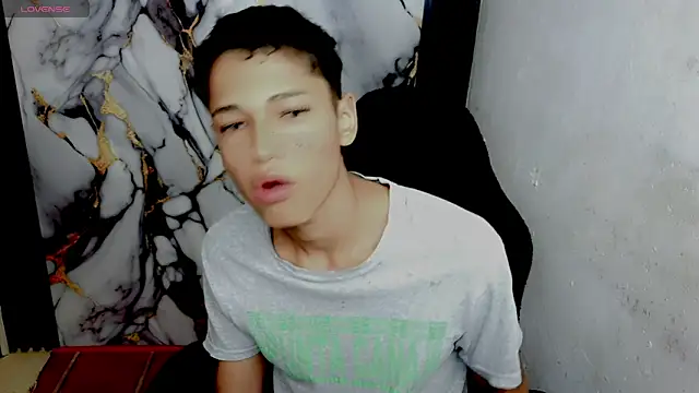 Snapshot of Im_david02 chatting on February 18, 1:18 pm Im david02 online show from February 18, 1:18 pm