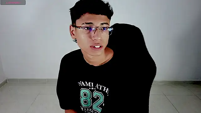 Snapshot of Im_david02 chatting on April 6, 1:01 pm Im david02 online show from April 6, 1:01 pm