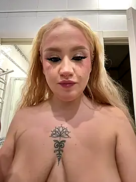 Snapshot of RollDolls chatting on October 26, 5:13 am RollDolls online show from October 26, 5:13 am