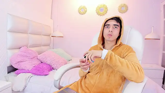 Hottie Guy online show from November 14, 5:55 pm