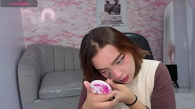 mia foster t online show from February 14, 1:19 pm