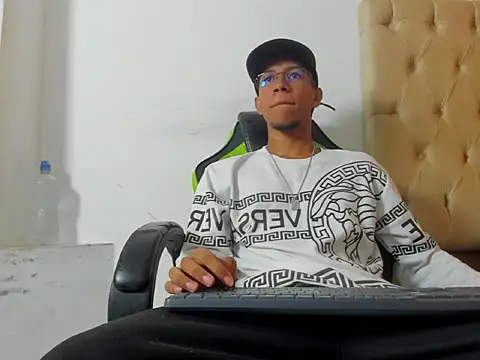 MaxVibe420 online show from October 16, 1:23 pm