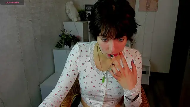 Snapshot of Sara_Frayer chatting on October 8, 1:03 am Sara Frayer online show from October 8, 1:03 am