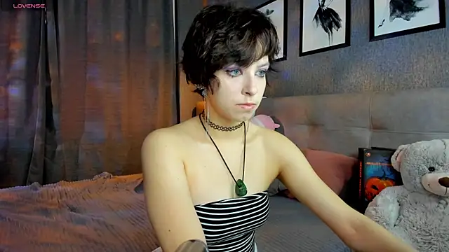 Snapshot of Sara_Frayer chatting on October 28, 4:27 am Sara Frayer online show from October 28, 4:27 am