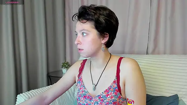 Snapshot of Sara_Frayer chatting on December 3, 1:57 am Sara Frayer online show from December 3, 1:57 am