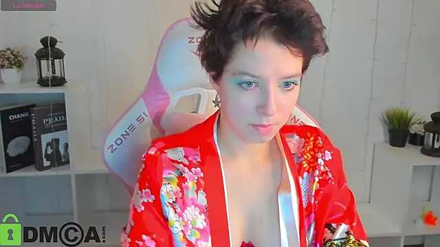 Snapshot of Sara_Frayer chatting on December 4, 1:04 am Sara Frayer online show from December 4, 1:04 am