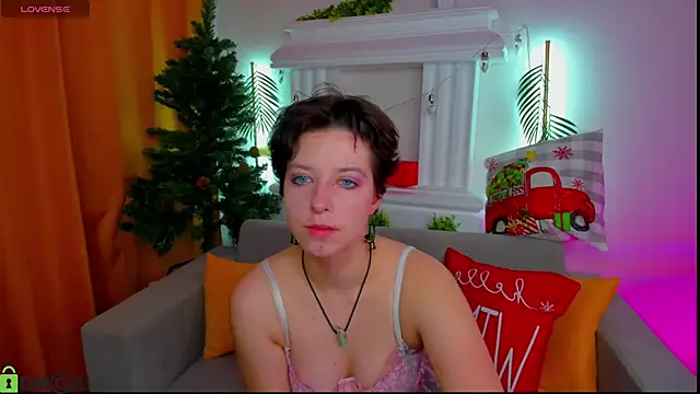 Snapshot of Sara_Frayer chatting on December 5, 1:03 am Sara Frayer online show from December 5, 1:03 am