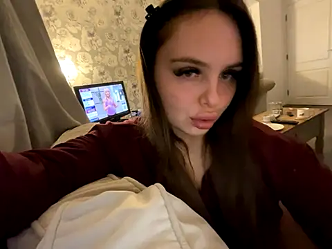 Snapshot of EllaStarrxxx chatting on November 20, 12:33 am EllaStarrxxx online show from November 20, 12:33 am