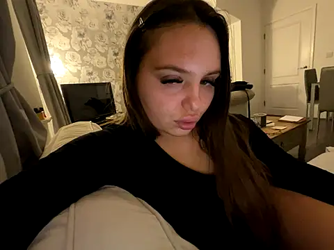 Snapshot of EllaStarrxxx chatting on December 2, 1:22 am EllaStarrxxx online show from December 2, 1:22 am