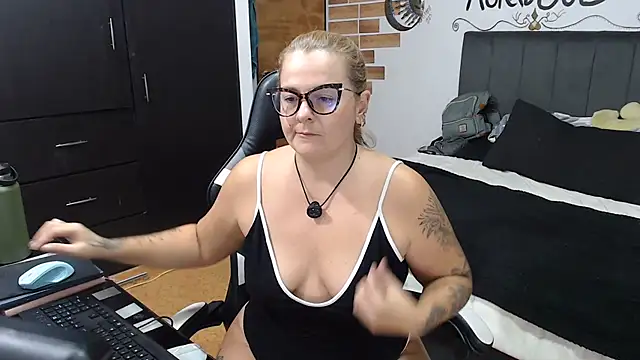 Snapshot of perlagoloza05 chatting on July 14, 3:22 am perlagoloza05 online show from July 14, 3:22 am