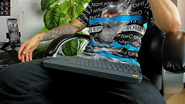 Snapshot of 2_fire chatting on November 1, 9:17 pm 2 fire online show from November 1, 9:17 pm