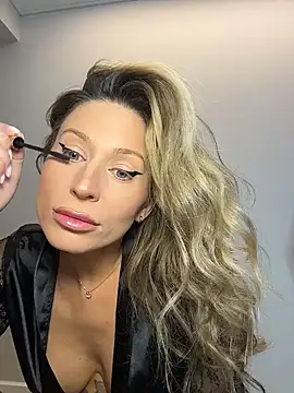 Snapshot of AvaMaddisson chatting on March 1, 3:41 am AvaMaddisson online show from March 1, 3:41 am