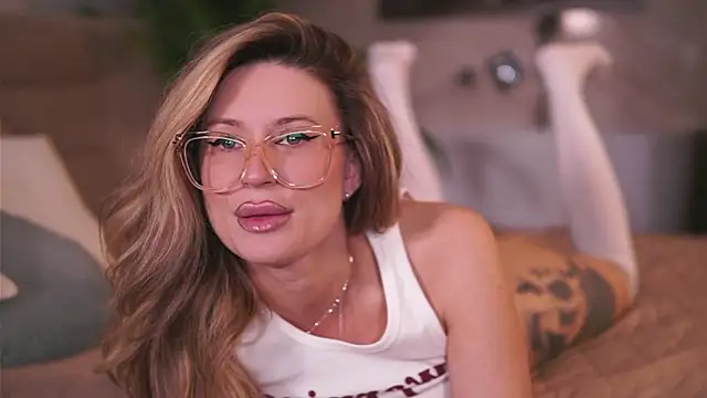 Snapshot of AvaMaddisson chatting on March 11, 4:29 am AvaMaddisson online show from March 11, 4:29 am