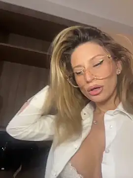 Snapshot of AvaMaddisson chatting on March 16, 3:34 am AvaMaddisson online show from March 16, 3:34 am